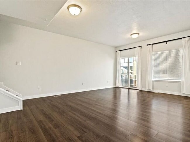 Photo - RIVERTON 3 BED, 2.5 BATH TOWNHOME