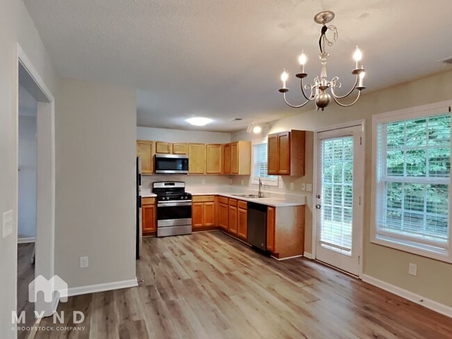 Photo - 323 Rosemont Ct