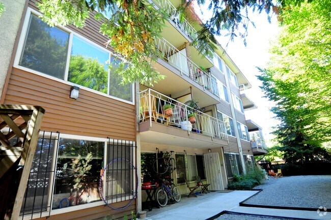 Photo - Thomas Manor Apartments