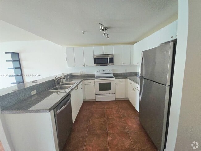 Building Photo - 2740 SW 28th Terrace Unit 307 Rental