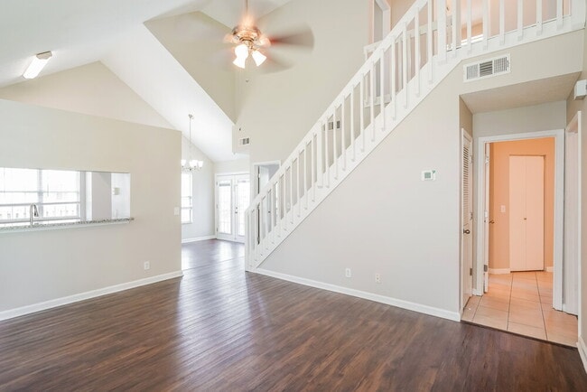 Photo - 909 Bexhill Ct S