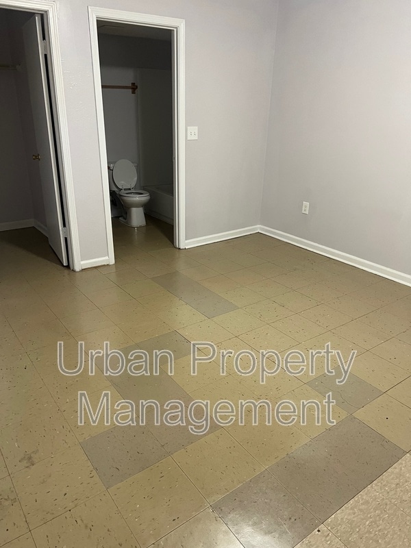 Photo - 713 Regent Pl