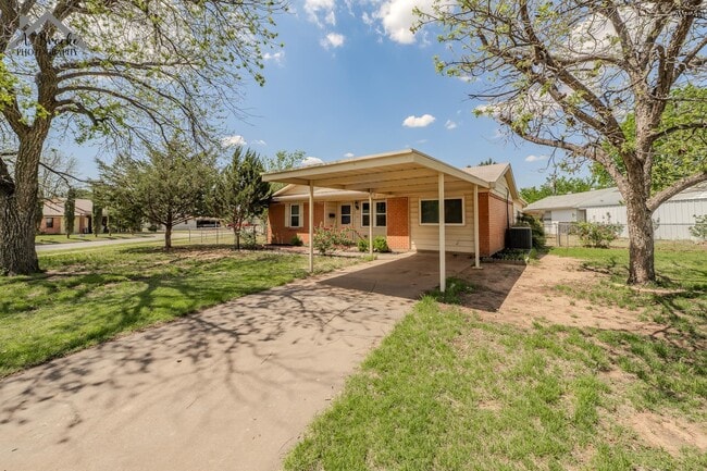 Photo - 1400 Phoenix Dr