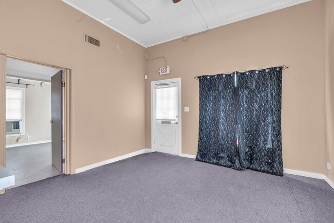 Building Photo - 401 E Main St