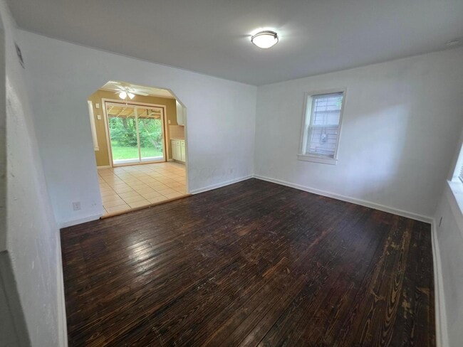 Photo - 1597 Koebel Rd