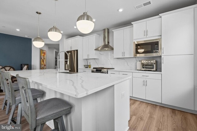 Building Photo - 3925 Fair Ridge Dr Unit 201