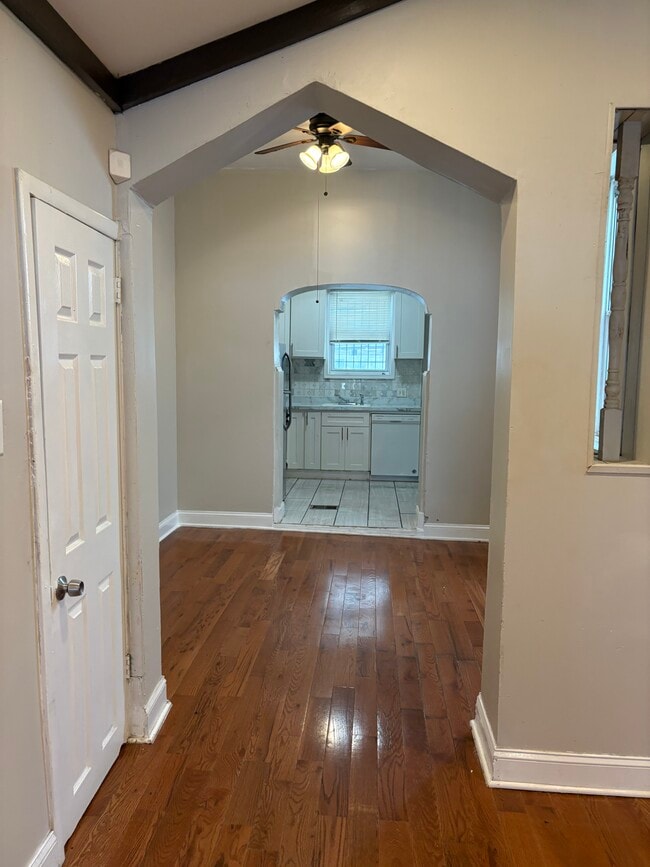 Photo - 2550 S 6th St