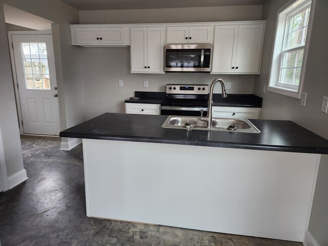 Photo - 5 Bedroom 2 Bathroom Home for Rent close t...
