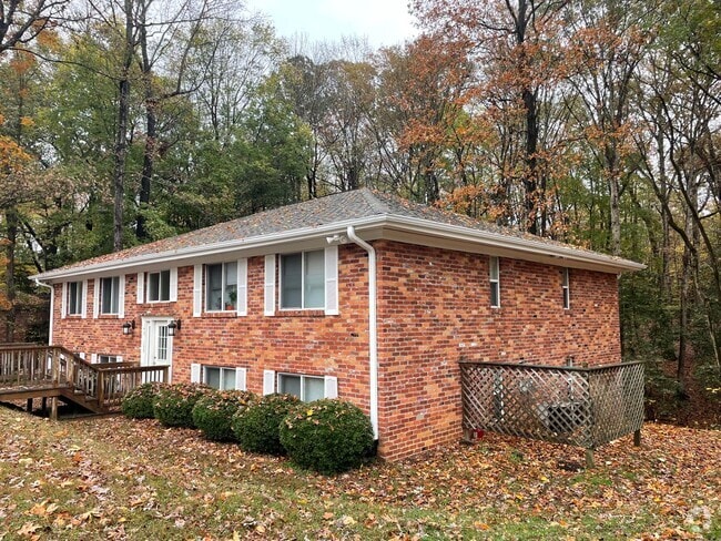 Building Photo - Charming 2 bedroom condo off of Jamestown ...