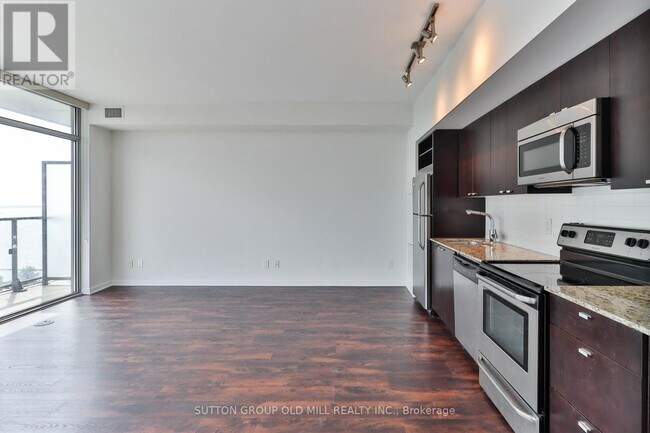 Photo - 105 The Queensway Unité 2516