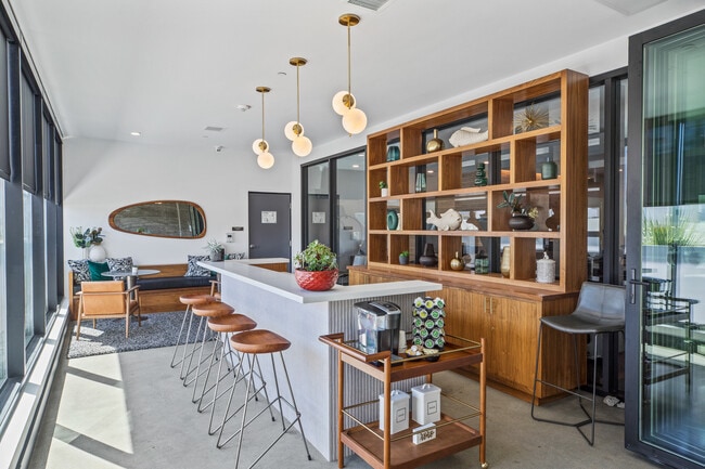 Leasing Lounge