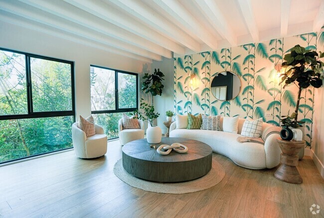Building Photo - 30+ Day Fully Stylishly furnished & Tastef... Rental