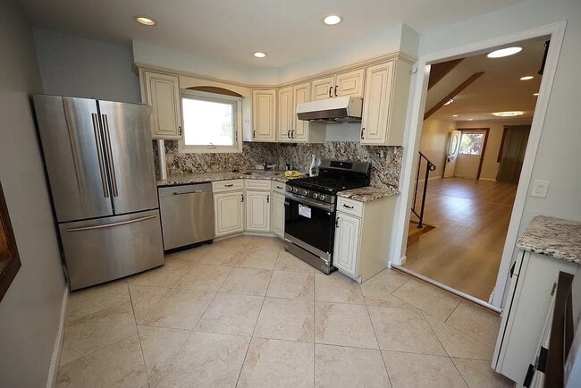 Photo - 178 Spratt Ave