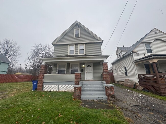 4 Bed - 2 Bath - Single Family Home in Cle... - 4 Bed - 2 Bath - Single Family Home in Cle...