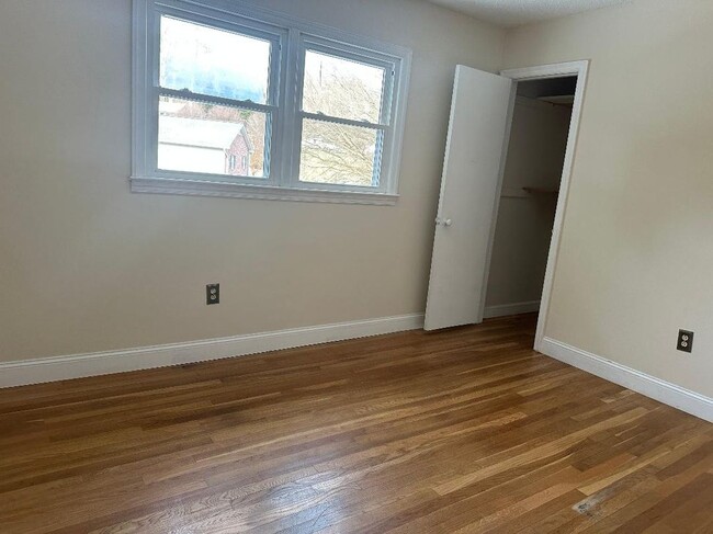 Photo - 970 Long Cres Dr