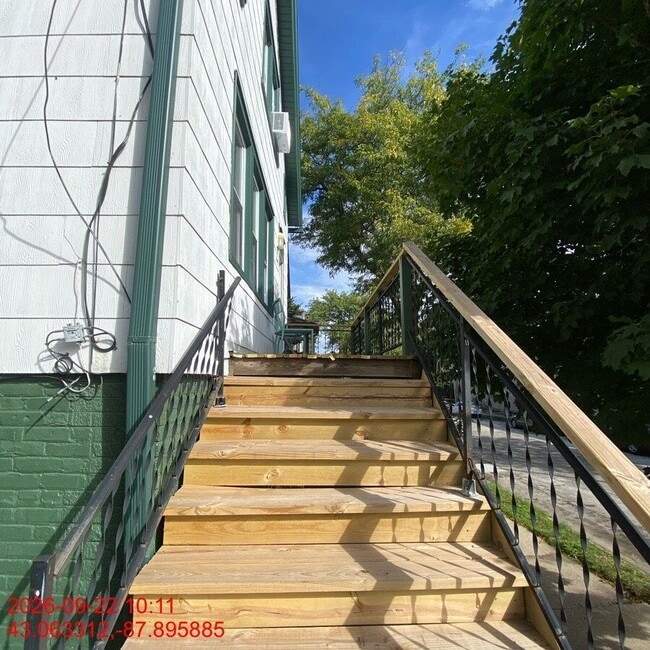 2461 N Gordon Pl