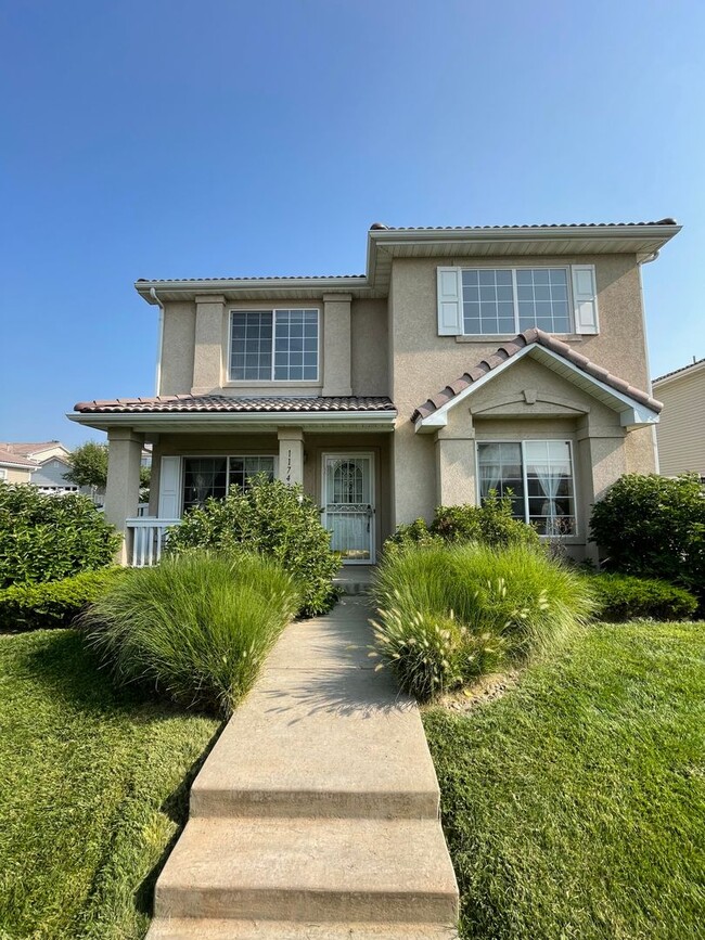 Beautiful and Bright Home in North Central... - Beautiful and Bright Home in North Central...