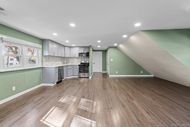 Photo - 205 E John St