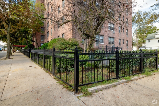 Photo - 13111 Kew Gardens Rd