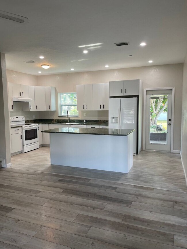 Photo - Convenient Port Charlotte Location!