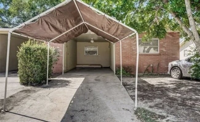 Photo - Charming 3/2 Duplex in West Bradenton with Private Yard and Carport