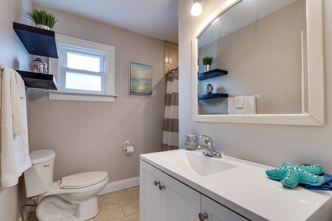 Photo - Upper 2-Bedroom Apartment - Central Oshawa - Quiet Street