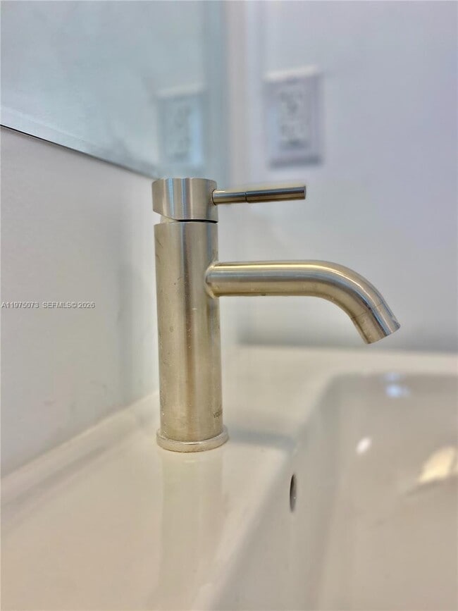 Building Photo - 1560 NW 1st Ct Unit 8