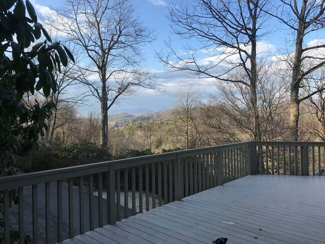 404 Wintergreen Dr