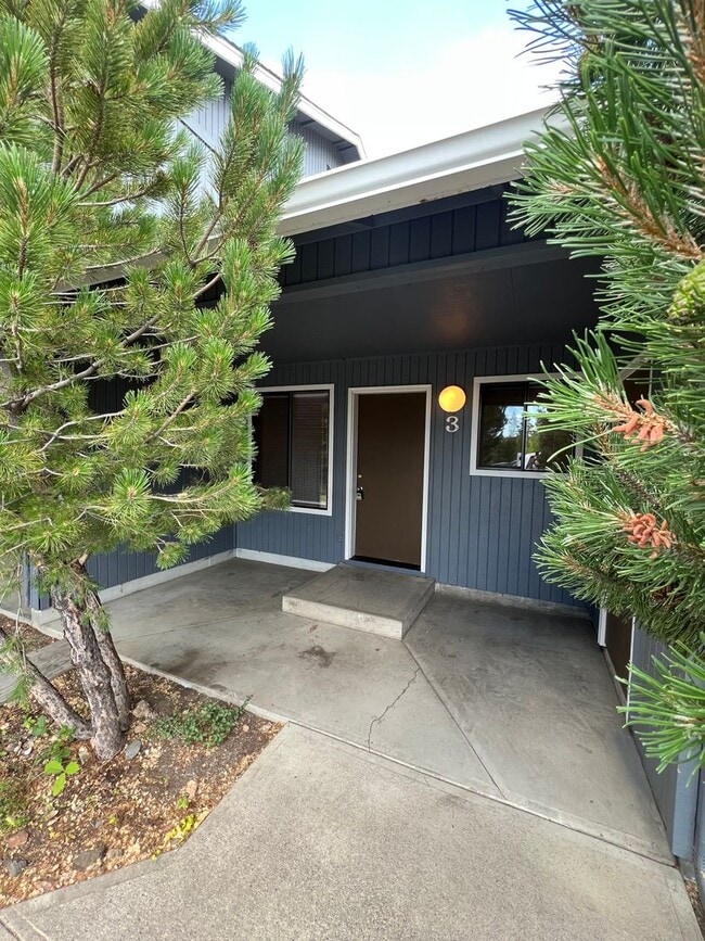 Building Photo - River Run Condos - 1 Bed/1 Bath Near Millers Landing Park and Deschutes River Unit 82-3