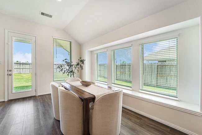 Photo - 15207 Lakewood Ave