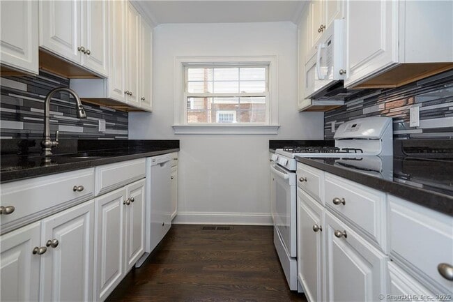 Building Photo - 156 E Elm St Unit E2