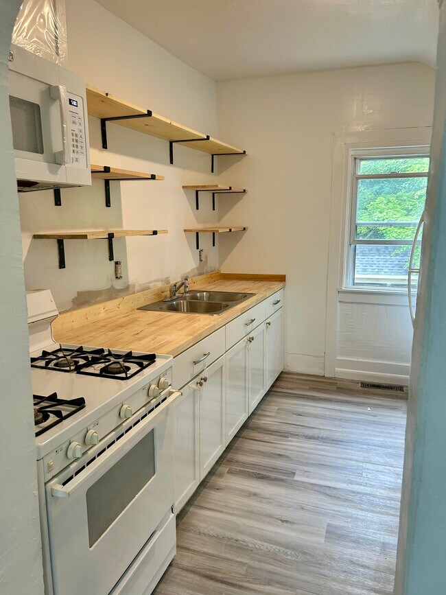 Photo - 421 W Bond St