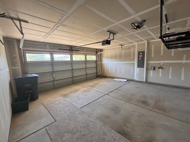 Spacious 5-Bedroom Home in Dillon Lakes