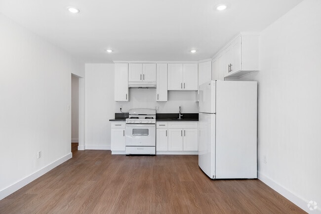 2BD, 1BA - 850SF - Kitchen - 3900 Nicolet Ave