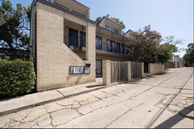 Building Photo - 1905 San Gabriel St Unit 105 Rental