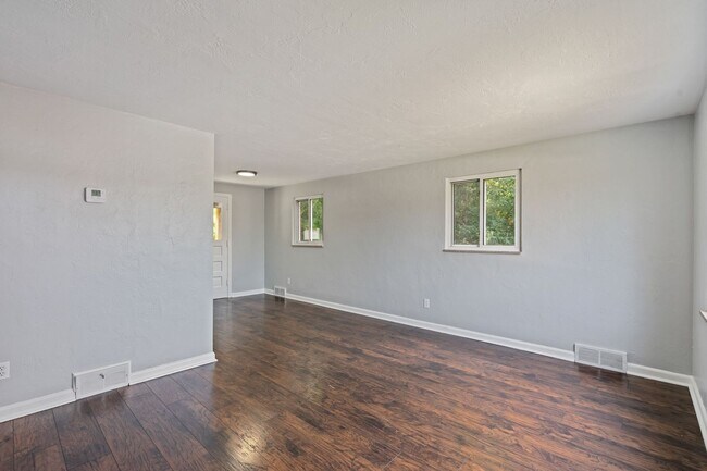 Newly Renovated 2 Bed, 1 Bath Home - Off-S... - Newly Renovated 2 Bed, 1 Bath Home - Off-S...