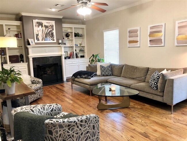 Photo - 319 W 10th St