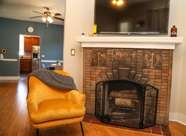 Photo - 111 E 11th St