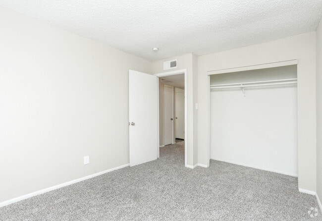 2BR, 2BA - 863SF (Bedroom)