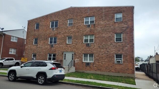 Building Photo - 4 Elm St Rental