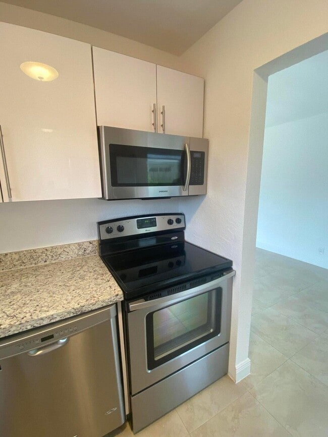 Photo - 560 NE 19th Ave