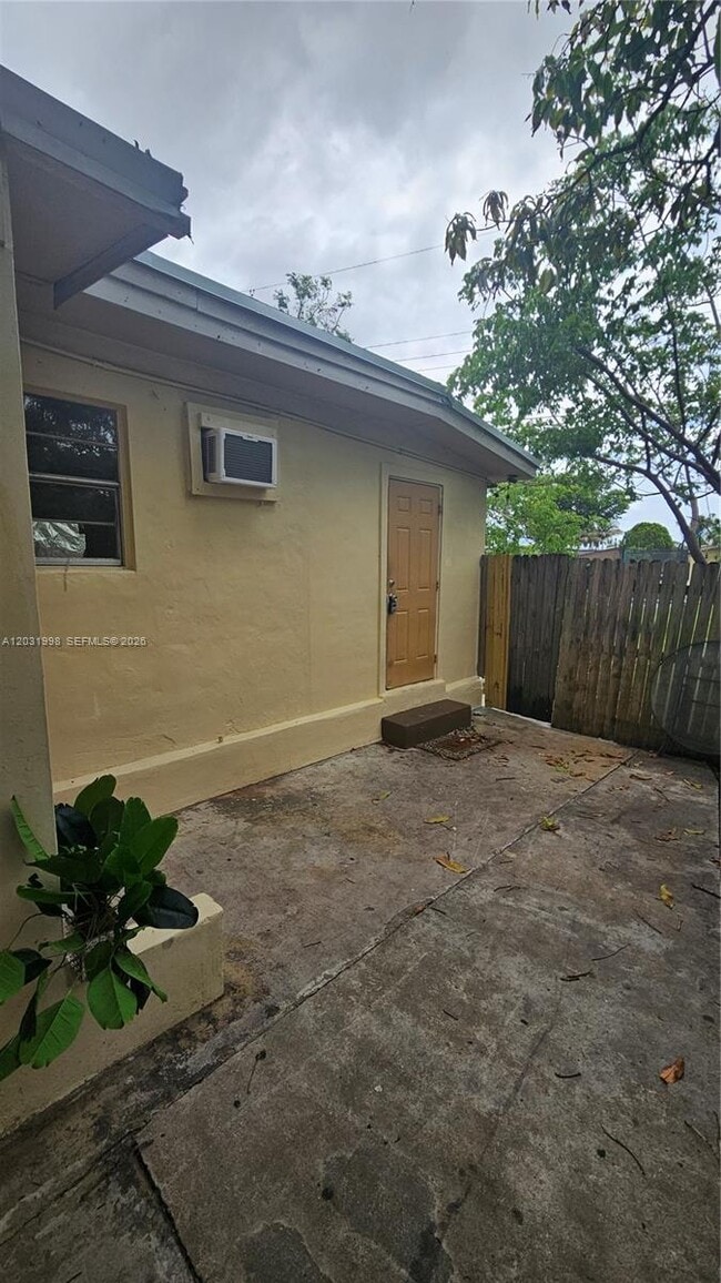 Building Photo - 1840 Fern Rd Unit 3
