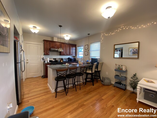 Building Photo - 15 Litchfield St Unit 3