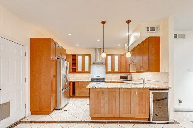 Building Photo - 7350 Kirby Dr Unit 5