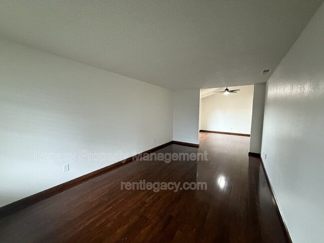 Photo - 2084 Quincy Ave