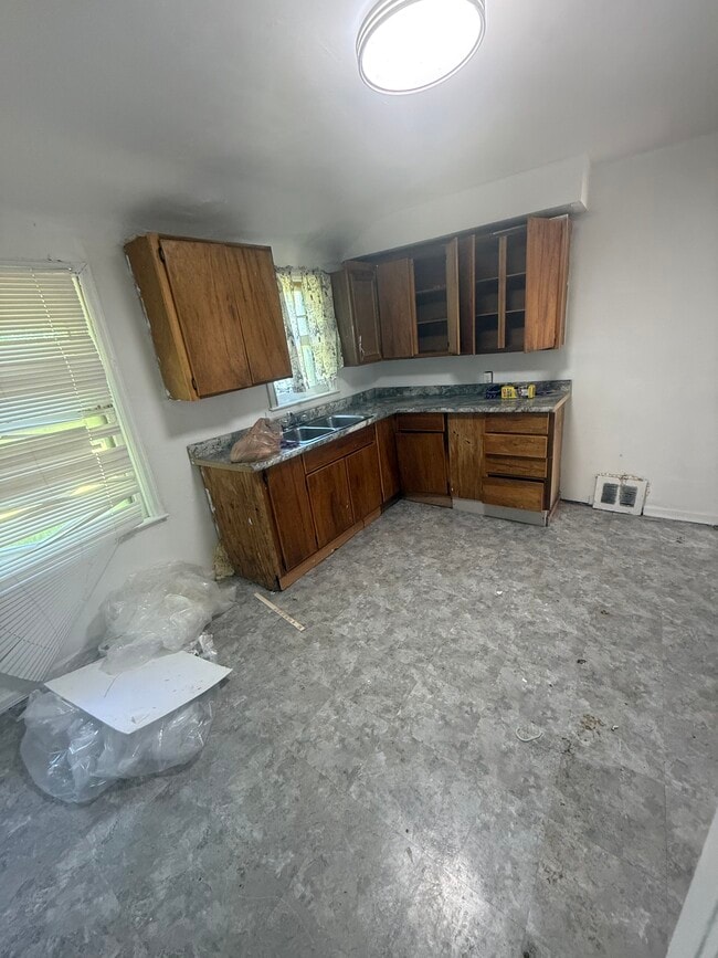 Photo - 5210 DuPont St