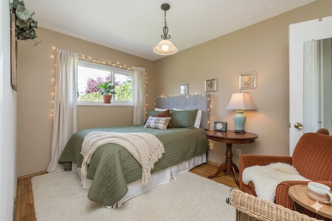 Photo - 8183 Strathearn Av