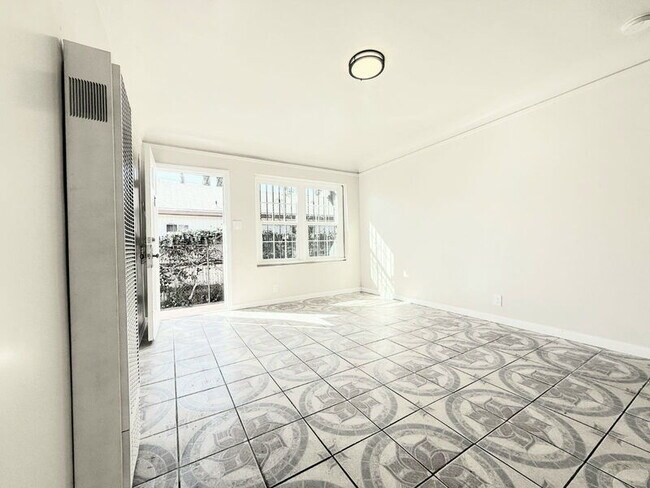 Photo - 338 W 61st St