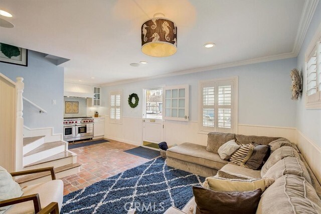 2128 Miramar Dr