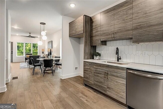 Photo - 1436 Walker Pl SE
